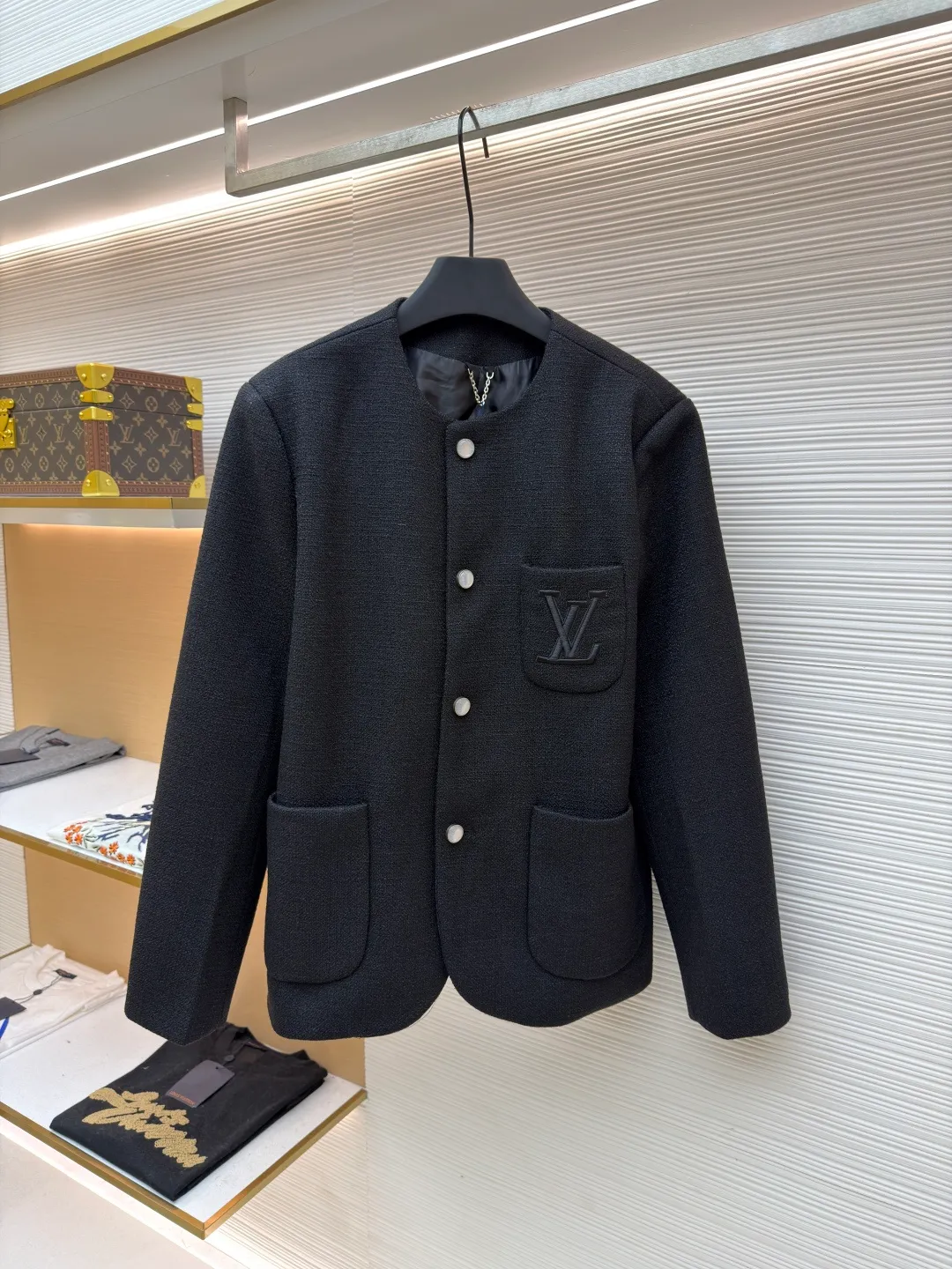 LOUIS VUITTON Pocket embroidered single-breasted jacket ●Original version: Purchased and developed by 34690 ●Item number: 1681733-B90 ●Fabric: cotton fabric ●Technology: embroidery production ●Color: black ●Version: fitted version ●Weight: about 1165 grams ●Size: 46-48-50-52 ●Description: The fabric is made of 100% pure cotton yarn knitted jacquard fabric. The skin-friendly and comfortable knitted jacquard technology gives the fabric a unique texture and texture, highlighting its quality; Marque L.Vuitton on the chest pocket The Déposée logo is embroidered with delicate stitching, clear patterns, and distinctive brand features; the inside is made of custom-woven gray checkerboard cupro fiber, which is breathable and skin-friendly. The custom-woven process ensures a perfect fit with the jacket, showing exquisite craftsmanship and high-end quality from the outside to the inside; the tailoring process shapes the version, with smooth lines and fits the body shape, showing a neat fashion sense. Pearlescent buttons have a soft luster, high-grade texture, and precise installation, matching the overall style. The overall wiring is straight and delicate, the fabric is comfortable and soft, and the color is consistent without color difference. It can be matched with the same style to create a fashionable look and control various occasions. Customized accessories, complete with three standards, same style for men and women!